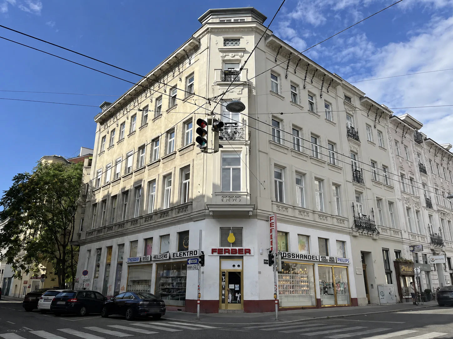 Elektrofachgeschäft Ferber an der Straßenecke bei Tag