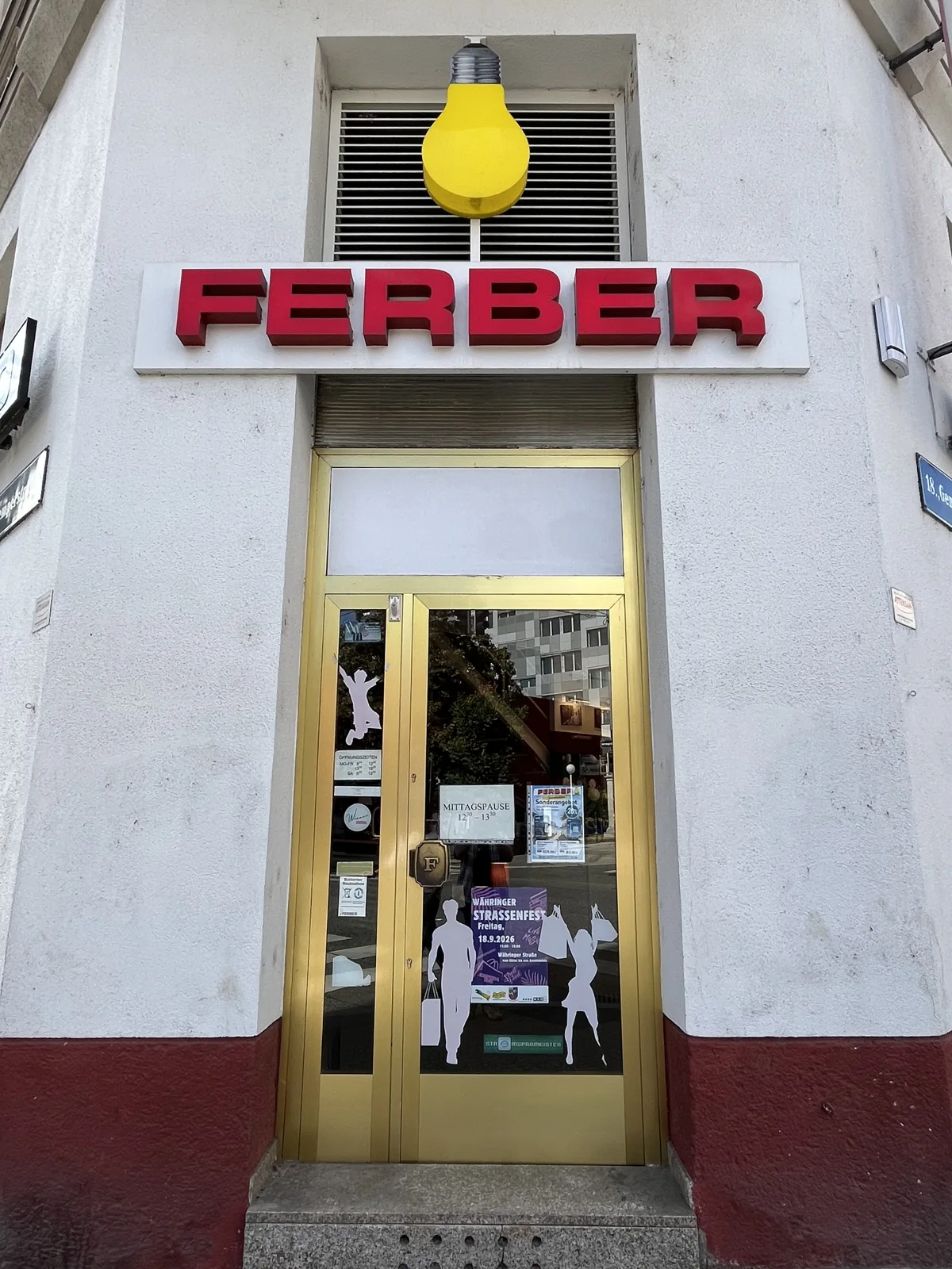 Eingang von FERBER mit gelber Glühlampe und rotem Schriftzug